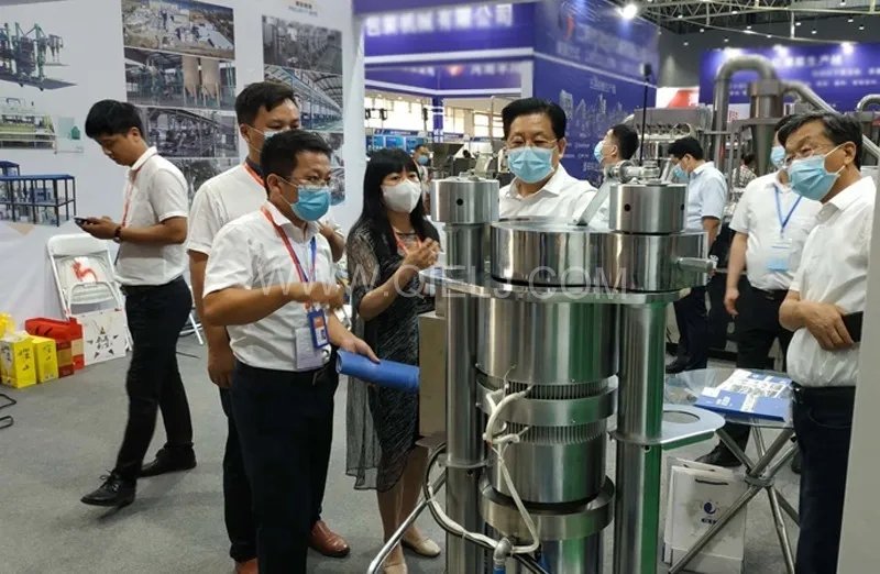 企鵝糧油機(jī)械榮獲第二十三屆中國農(nóng)加工投洽會(huì)“優(yōu)秀裝備展示獎(jiǎng)”(圖2) 企鵝糧油機(jī)械榮獲第二十三屆中國農(nóng)加工投洽會(huì)“優(yōu)秀裝備展示獎(jiǎng)”(圖2)